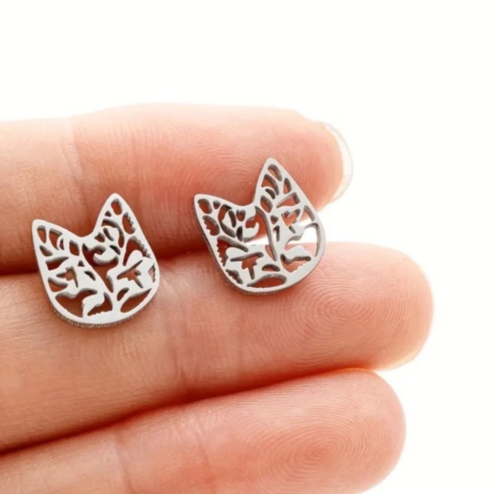 NEW Dainty Cat stud Earrings in Silver color - Boutique